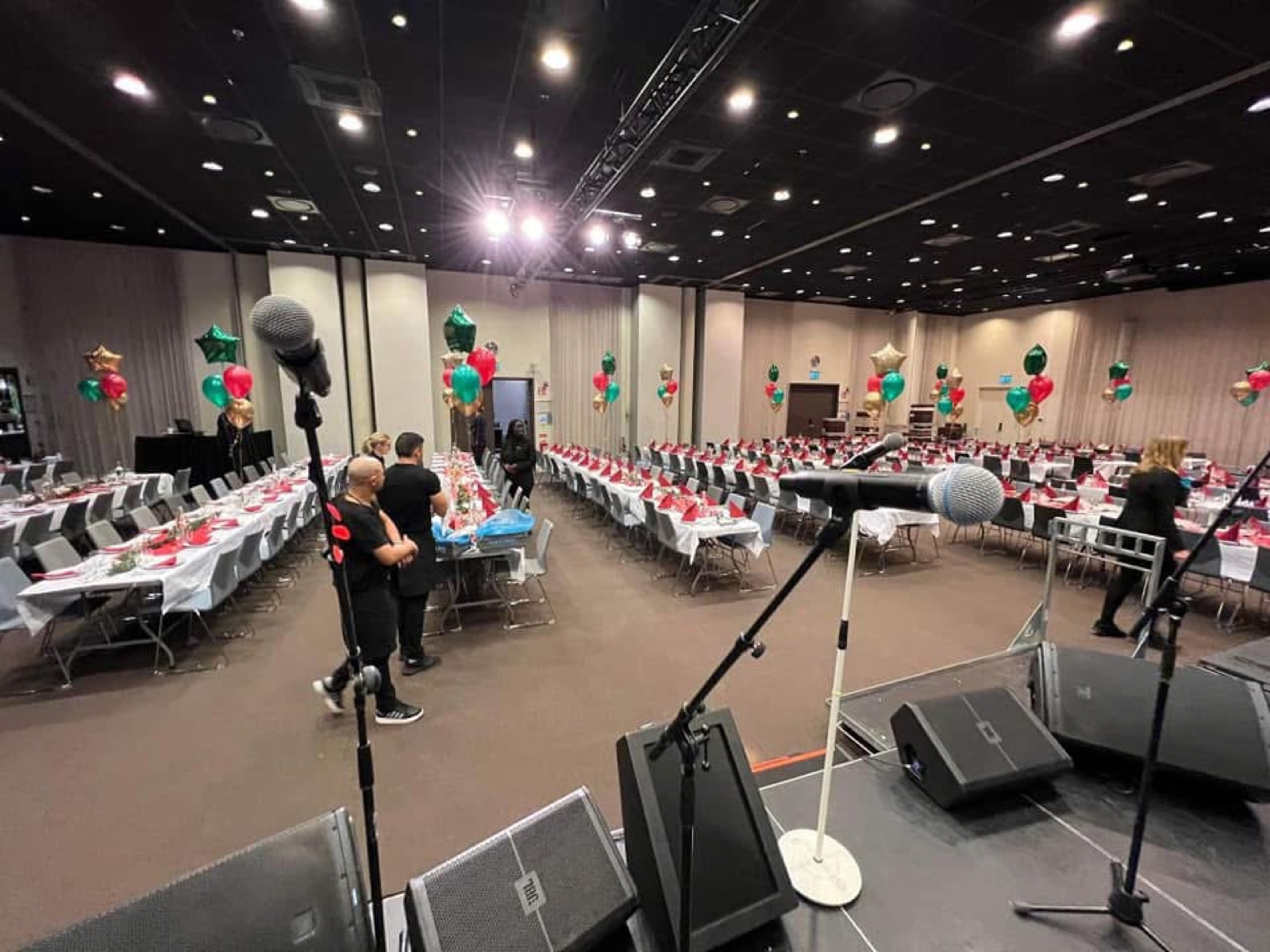 Företagsevent, scen och dukade långbord