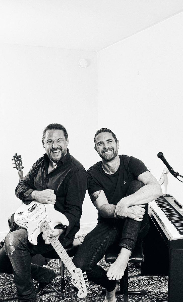 Danne och Mackan, svartvitt med gitarr