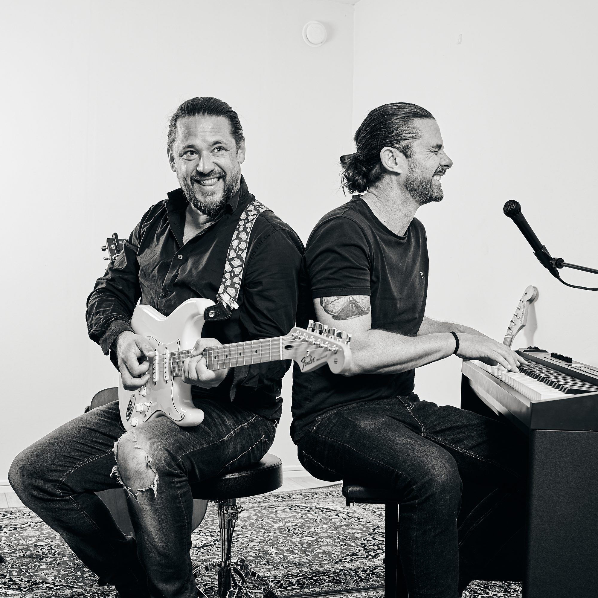 Danne och Mackan spelar gitarr och piano