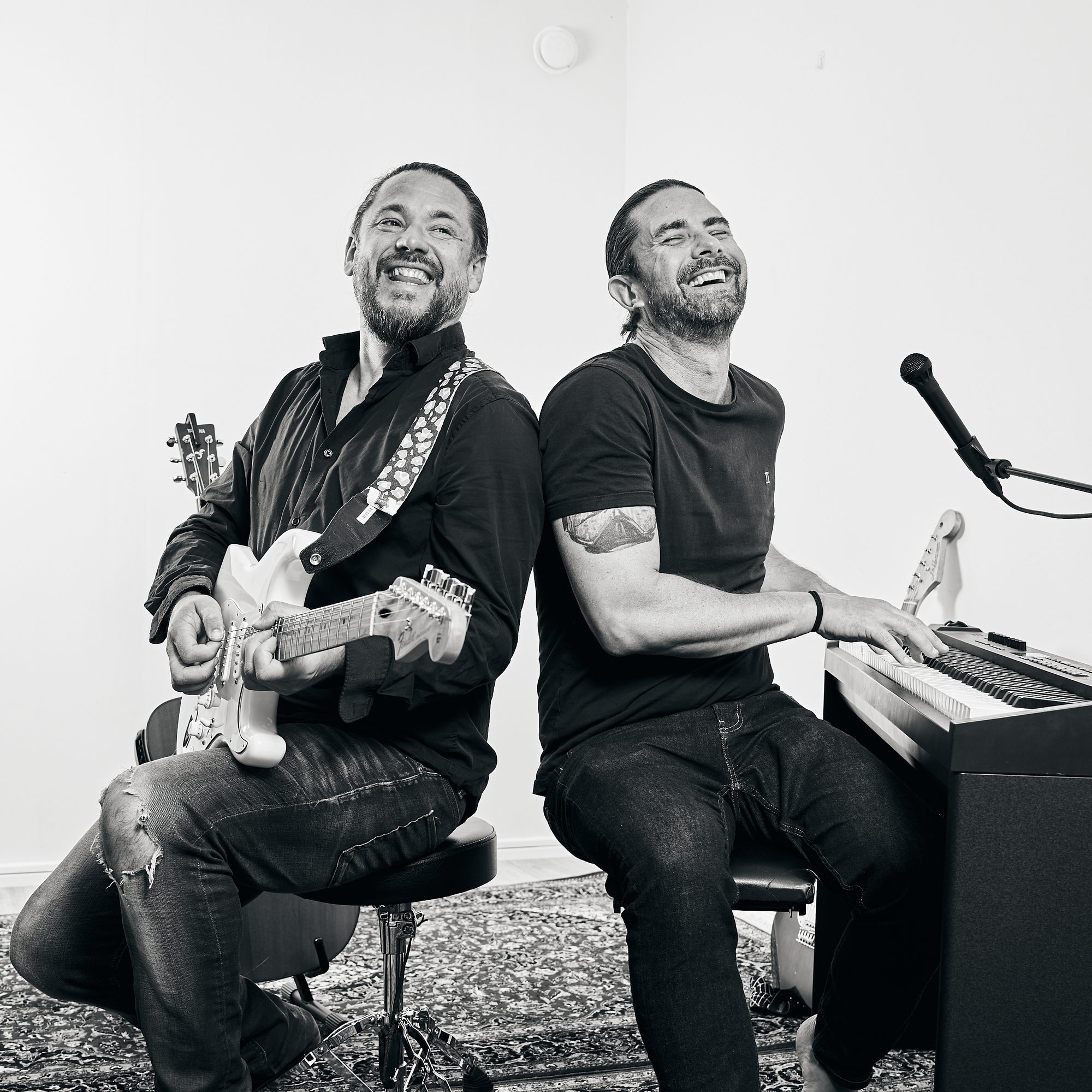 Danne och Mackan med gitarr och piano, svartvitt