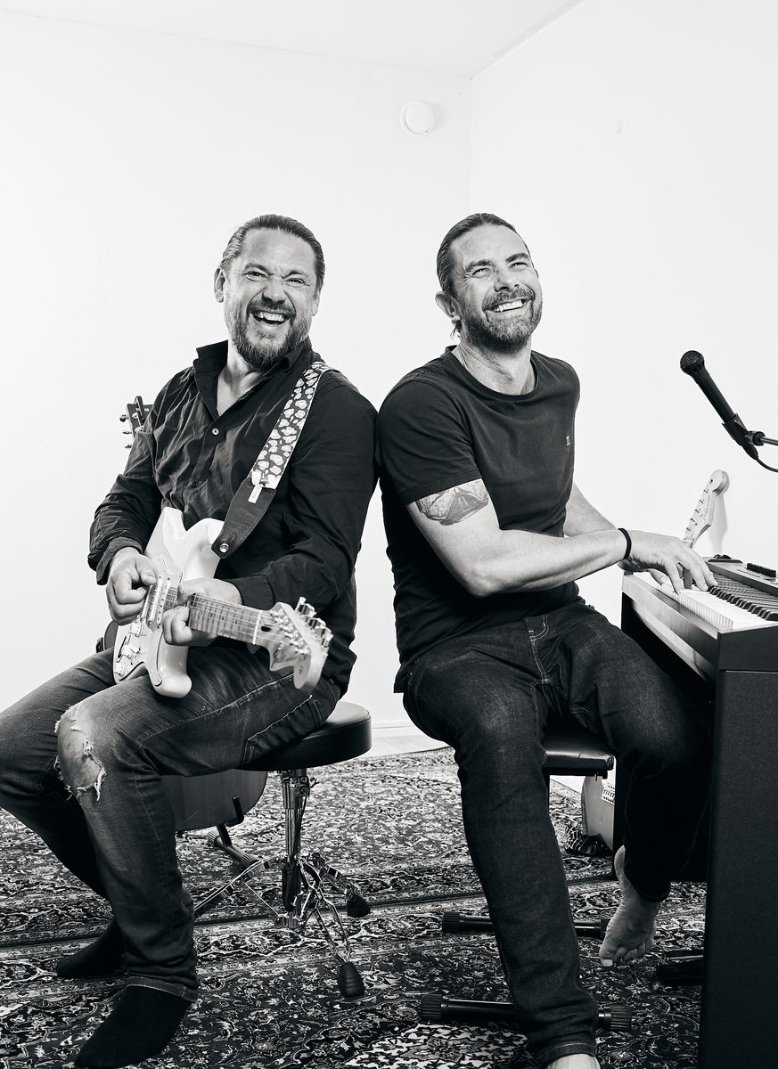 Danne och Mackan spelar, svartvitt